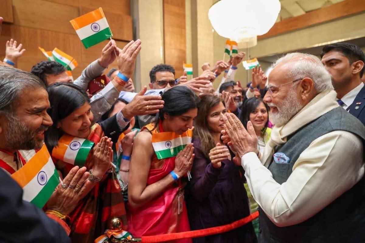 PM Narendra Modi Receives Grand Welcome from Indian Community in Oslo, Celebrating India’s Cultural Heritage