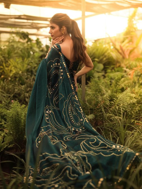 Timeless beauty wrapped in emerald grace. 💚