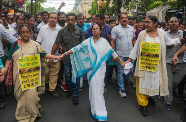 Mamata Banerjee Leads Kolkata Protest Against Hawker Evictions Without Rehabilitation