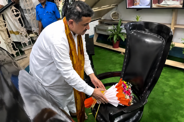 West Bengal CM Suvendu Adhikari Visits Kolkata Municipal Corporation, Pays Tribute to Netaji Subhas Chandra Bose’s Historic Chair