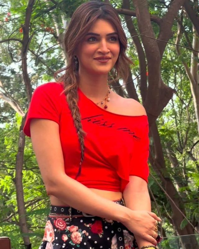 Red hot and effortlessly stunning. 💖🔥