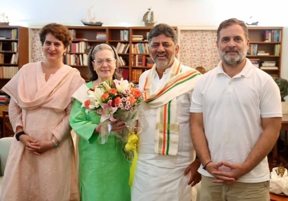 Karnataka Chief Minister Holds Discussions with Sonia Gandhi, Rahul Gandhi and Priyanka Gandhi