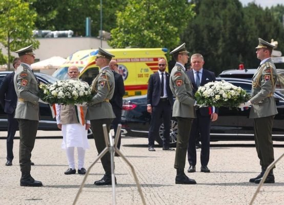 PM Modi and PM Fico Pay Tribute at Tomb of the Unknown Soldier in Bratislava