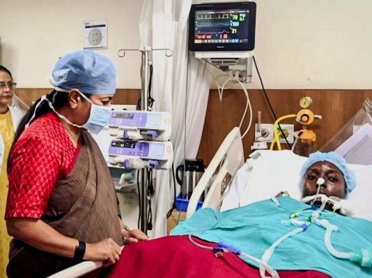 Delhi CM Rekha Gupta Visits Malviya Nagar Fire Victims at Max Hospital