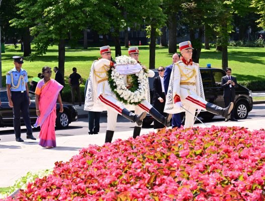 President Murmu Pays Tribute at Stefan cel Mare Monument in Moldova