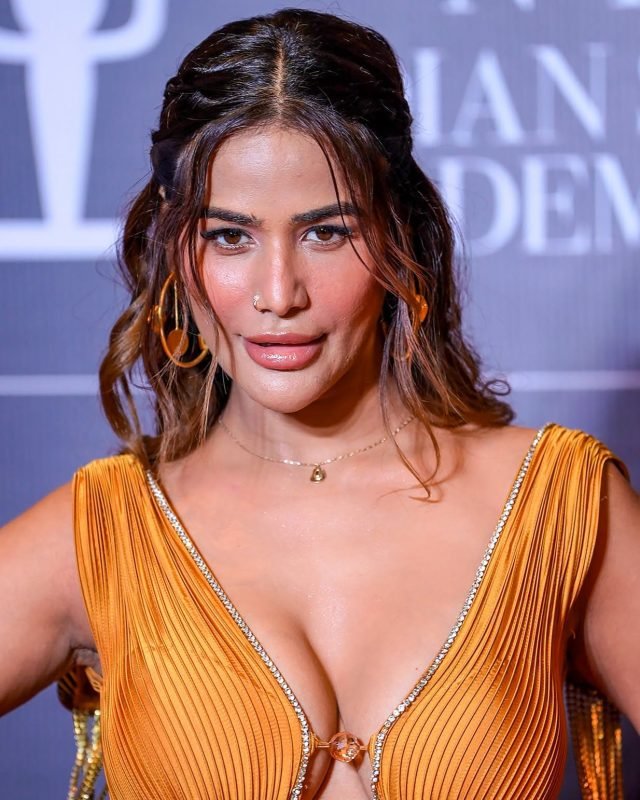 Serving bold fashion with elegance. 💛