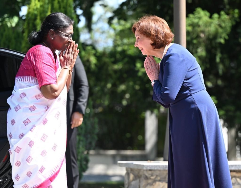 President Droupadi Murmu receives a ceremonial welcome from North Macedonia President Gordana Siljanovska-Davkova at Villa Vodno in Skopje.