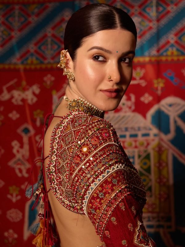 Traditional fashion meets modern elegance. 💖