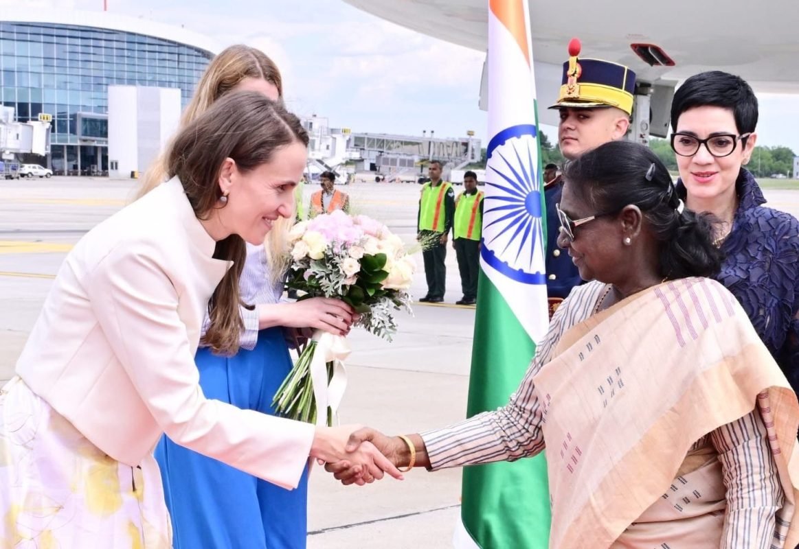 President Droupadi Murmu arrives in Bucharest for her State Visit to Romania and is welcomed by Romanian Foreign Minister Oana-Silvia Țoiu.