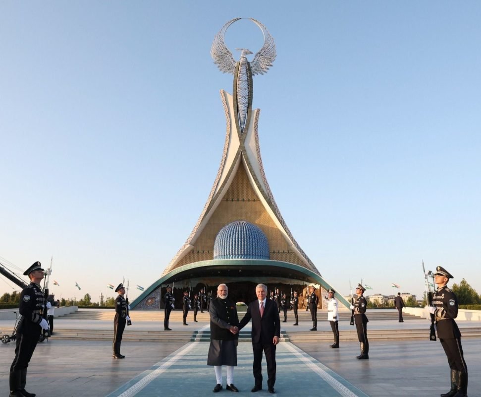 PM Narendra Modi and Uzbek President Shavkat Mirziyoyev at the Yangi Uzbekistan Monument in Tashkent