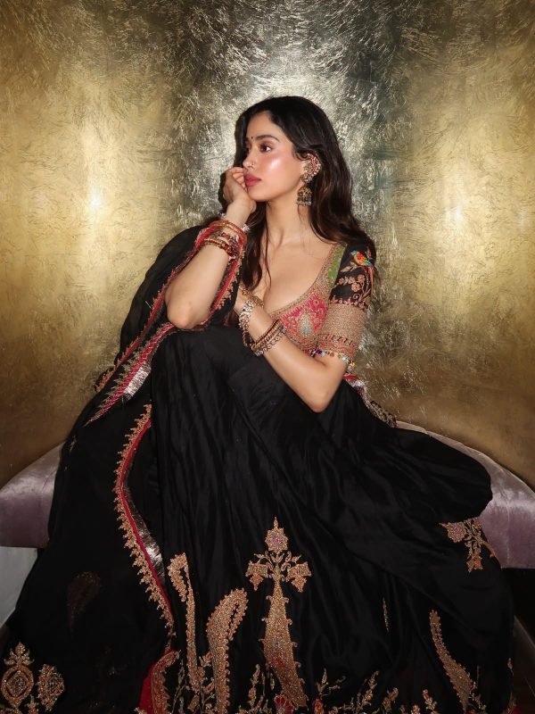 Black, red & gold — pure festive elegance. 🖤❤️✨