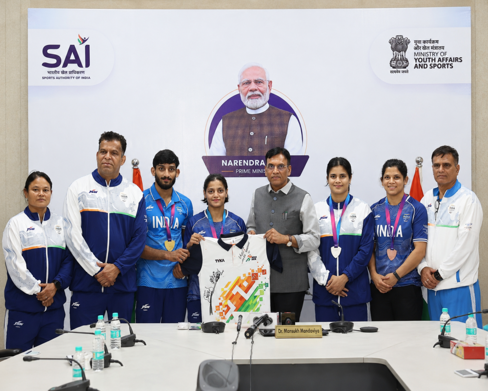 Union Sports Minister Dr. Mansukh Mandaviya felicitates India's CWG 2026 medal-winning weightlifters, boxers, judokas and para-athletes.