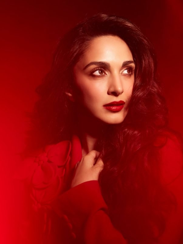 Radiating timeless glamour in red. ❤️