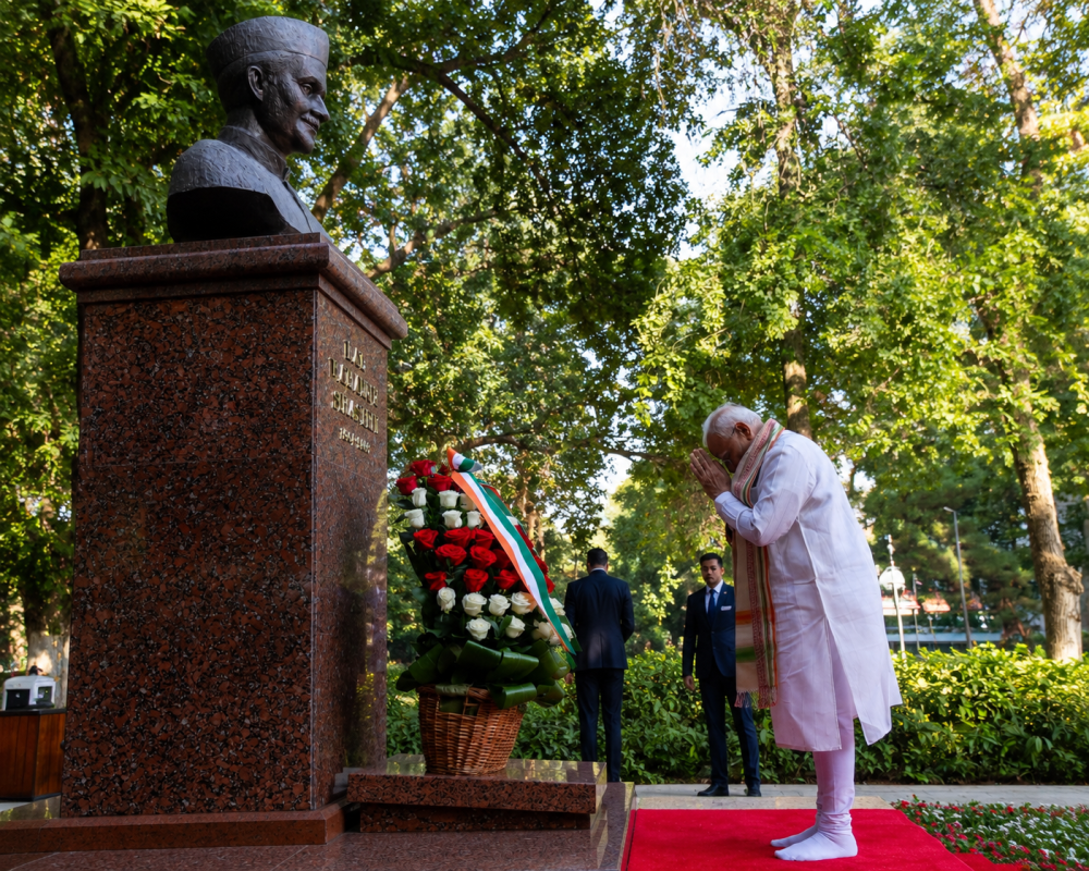 Prime Minister Narendra Modi pays homage to former PM Lal Bahadur Shastri in Tashkent
