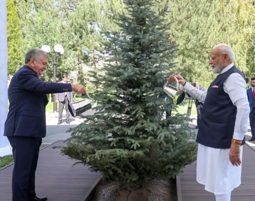 PM Modi and Uzbekistan President Mirziyoyev Plant Tree for a Greener Future