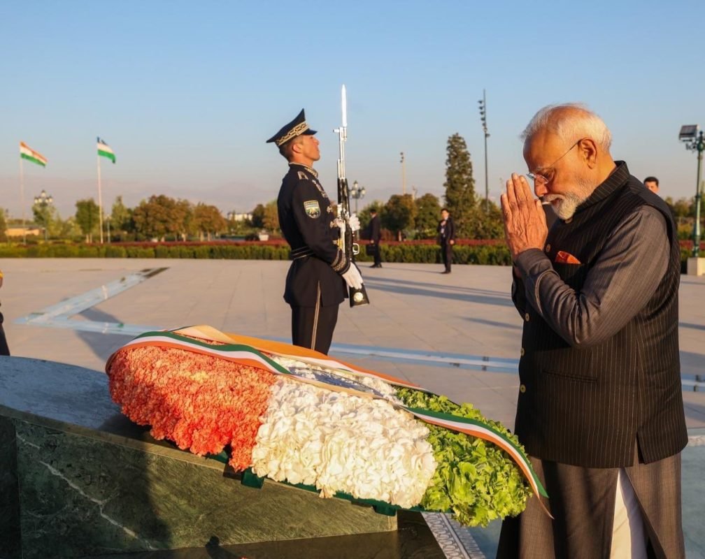 Prime Minister Narendra Modi lays a wreath at Yangi Uzbekistan Park in Tashkent