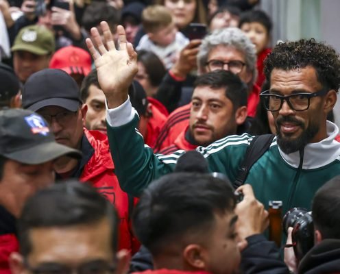 World Cup Hero Vozinha Receives Grand Welcome in Santiago Ahead of Colo-Colo Move