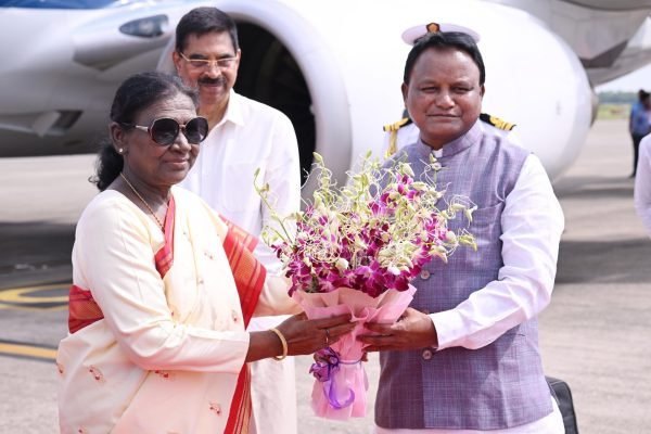 President Droupadi Murmu Receives Warm Welcome in Bhubaneswar