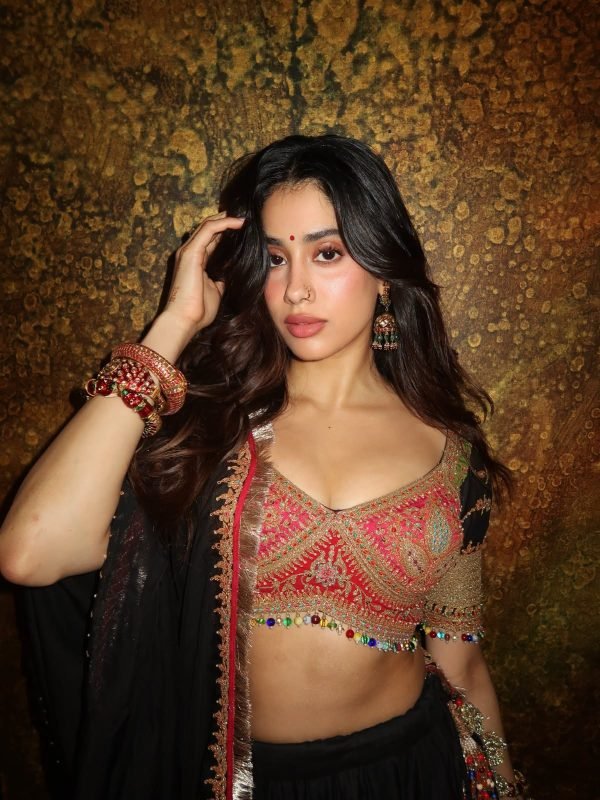 Grace wrapped in rich colours. ✨