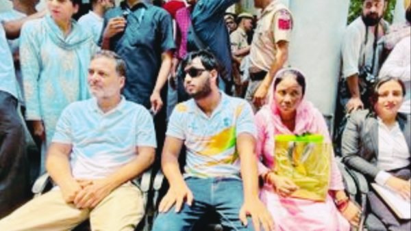 Rahul Gandhi Dharna at Police Station Over FIR Demand