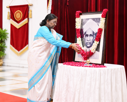 President Droupadi Murmu Pays Floral Tribute to Dr. S. Radhakrishnan