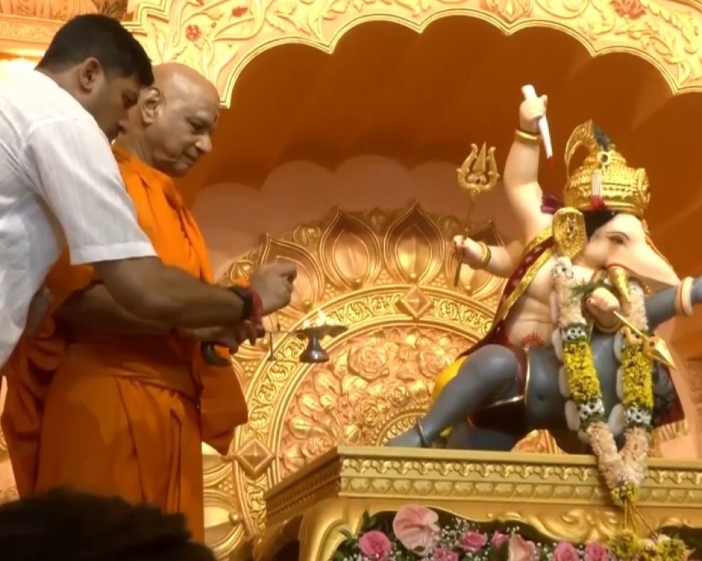 Swami Govind Dev Giri Maharaj Offers Prayers at Pune Temple