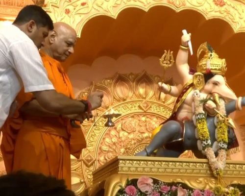 Swami Govind Dev Giri Maharaj Offers Prayers at Pune Ganpati Temple