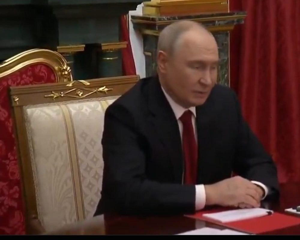 Vladimir Putin Holds Talks With US Envoys at Kremlin