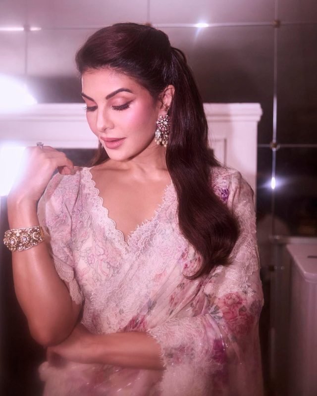 Pretty in pink, stunning in style. 💗