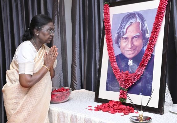 President Droupadi Murmu Pays Floral Tribute to Dr APJ Abdul Kalam on Birth Anniversary