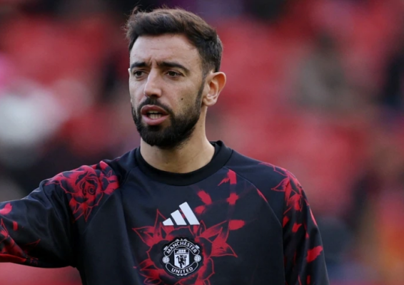 Bruno Fernandes benched as Carrick changes United side