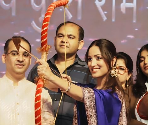 Yami Gautam Dhar Celebrates the Spirit of Vijayadashami at Iconic Luv Kush Ramlila