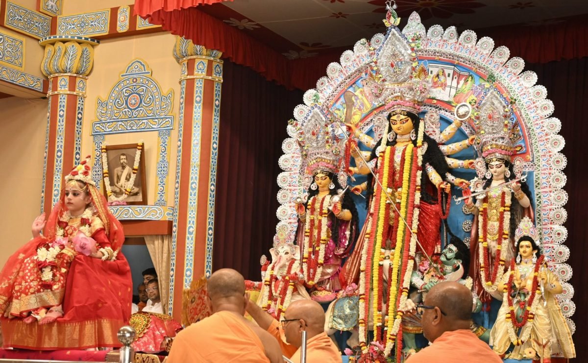 Governor Ravi and his family participate in Kumari Puja at Belur Math on Maha Ashtami.