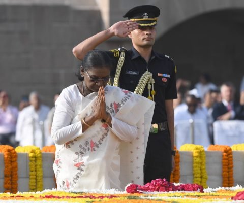 President Murmu Pays Tribute to Mahatma Gandhi at Rajghat