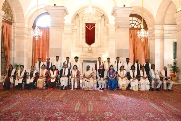 President Murmu Meets Folk Artists at Rashtrapati Bhavan