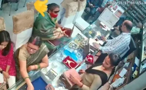 (English) Woman came to jewelery shop wearing mask and dark glasses, stole 10 lakh necklace in minutes