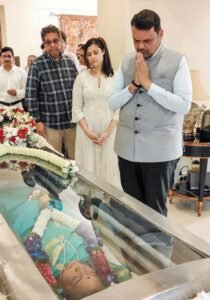 Maharashtra CM Devendra Fadnavis Pays Last Respects to Legendary Singer Asha Bhosle in Mumbai