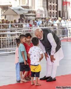 Narendra Modi Draws Massive Crowds in Varanasi Roadshow, Offers Prayers at Kashi Vishwanath Dham