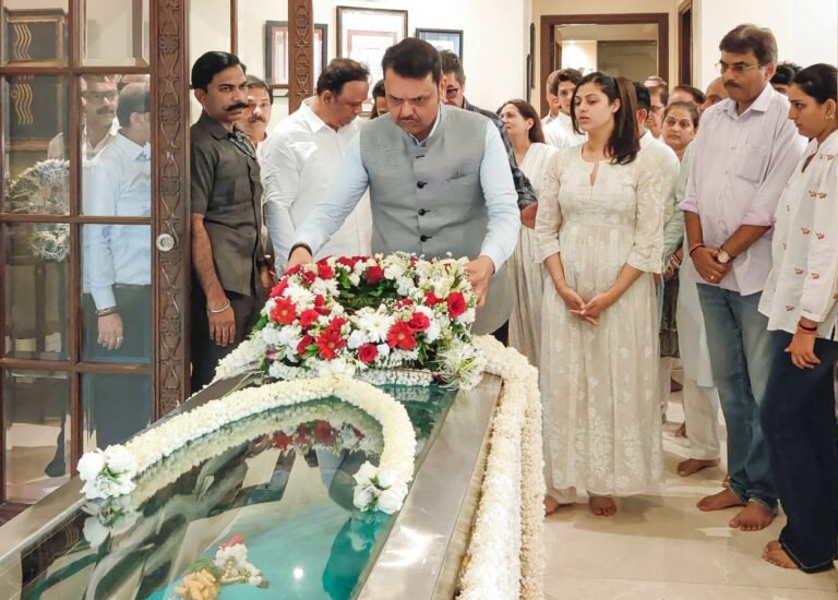 Maharashtra CM Devendra Fadnavis Pays Last Respects to Legendary Singer Asha Bhosle at her residence in Mumbai