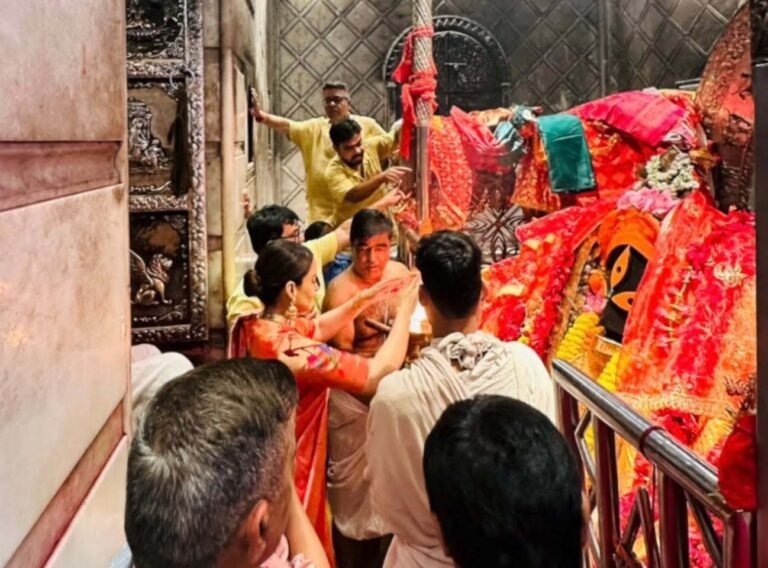 Kangana Ranaut Visits Kalighat Temple in Kolkata; Prays for ‘Amrit Kaal’ and Bengal’s Women