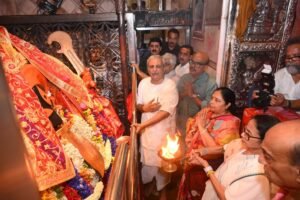 Mamata Banerjee Offers Prayers at Kalighat Temple Ahead of Poila Boishakh, Extends New Year Wishes to Bengal