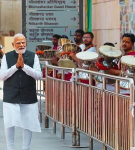 Narendra Modi Draws Massive Crowds in Varanasi Roadshow, Offers Prayers at Kashi Vishwanath Dham