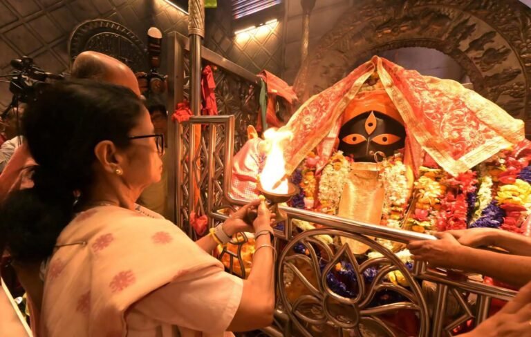 Mamata Banerjee Offers Prayers at Kalighat Temple Ahead of Poila Boishakh, Extends New Year Wishes to Bengal