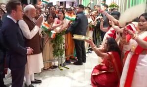 PM Narendra Modi Receives Traditional Bengali Cultural Welcome at Hotel in Gothenburg During Sweden Visit