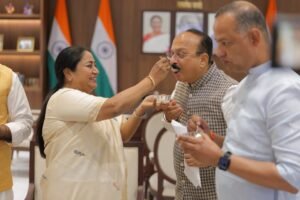 Delhi CM Rekha Gupta Celebrates BJP Lead with Jhalmudi and Rasgulla Amid West Bengal Results