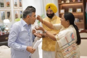 Delhi CM Rekha Gupta Celebrates BJP Lead with Jhalmudi and Rasgulla Amid West Bengal Results