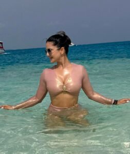 Sunny Leone Sets the Internet Ablaze: A Shimmering Tale of Sun, Sand, and Style