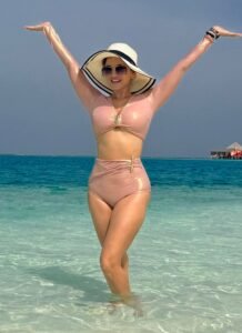 Sunny Leone Sets the Internet Ablaze: A Shimmering Tale of Sun, Sand, and Style
