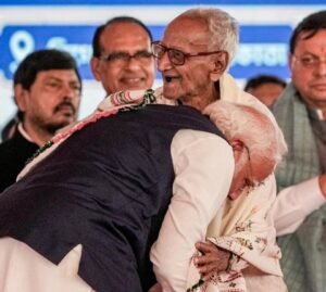 PM Narendra Modi Honours 98-Year-Old BJP Veteran Makhanlal Sarkar in Kolkata